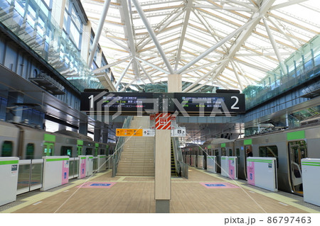 高輪ゲートウェイ駅の山手線と京浜東北線 東京都港区港南 高輪ゲートウェイ駅の山手線と京浜東北線 東京都港区港南 86797463