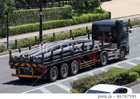 鉄筋を運搬するトラック　イメージ 86797595