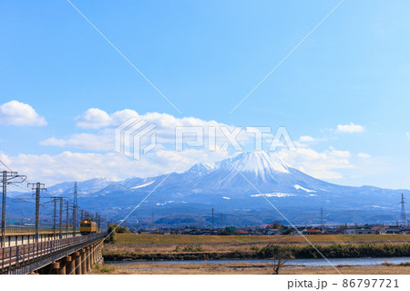 雪の大山と列車 86797721
