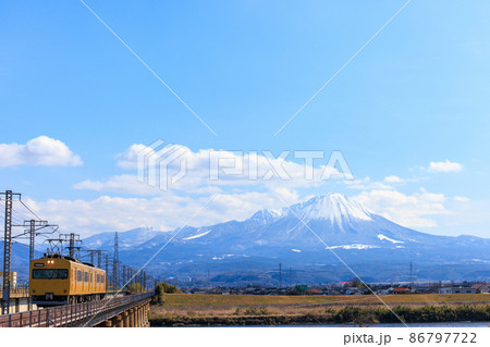 雪の大山と列車 雪の大山と列車 86797722