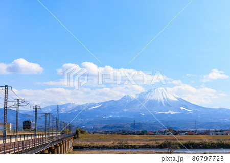 雪の大山と列車 86797723