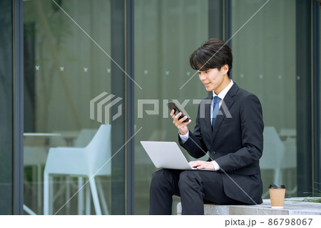 ノマドワーカー　ビジネスマン　 86798067