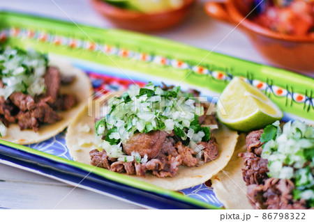 メキシコ料理の美味しいタコス 86798322