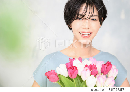 メインビジュアルにも！ とっても春に使いやすい女性のイメージ　前ボケあり 86798674