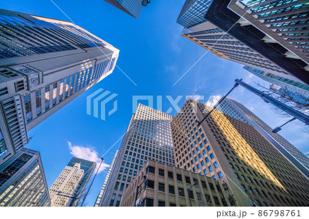 日本の東京都市景観 大手町駅前交差点からオフィスビル群(左上は大手町野村ビル)などを望む 日本の東京都市景観 大手町駅前交差点からオフィスビル群(左上は大手町野村ビル)などを望む 86798761