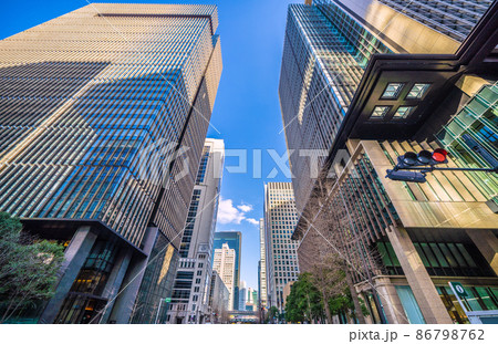 日本の東京都市景観　大手町などのオフィスビル群(奥に大手町野村ビルや大手町駅前交差点、遠方に新幹線) 86798762