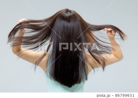 女性　髪の毛　後ろ姿　トリートメント 86799631