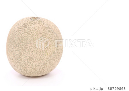 メロン　赤肉　レノンという品種　丸ごと1個　明るい背景 86799863