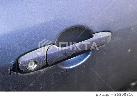 ドアノブに付いた霜 86800816