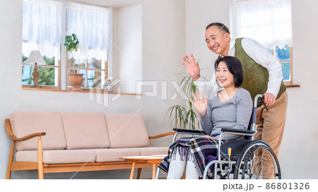 リハビリテーションセンター 笑顔で手を振る夫婦 リハビリテーションセンター 笑顔で手を振る夫婦 86801326