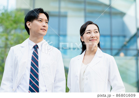 医療イメージ　2人の若い医師　撮影協力：LINK FOREST 86801609