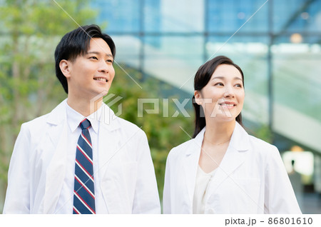 医療イメージ　2人の若い医師　撮影協力：LINK FOREST 86801610