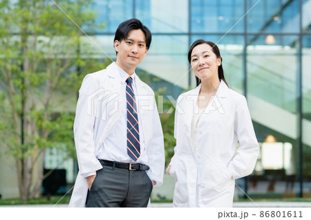 医療イメージ　2人の若い医師　撮影協力：LINK FOREST 86801611