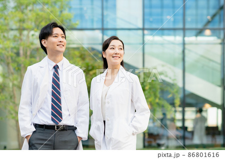 医療イメージ 2人の若い医師 撮影協力:LINK FOREST 医療イメージ 2人の若い医師 撮影協力:LINK FOREST 86801616