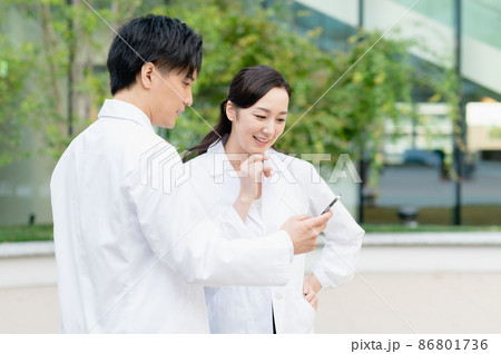 医療イメージ 2人の若い医師 撮影協力:LINK FOREST 医療イメージ 2人の若い医師 撮影協力:LINK FOREST 86801736