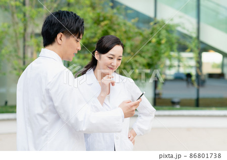 医療イメージ　2人の若い医師　撮影協力：LINK FOREST 86801738