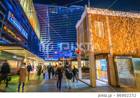 日本の横浜都市景観 コロナ禍の横浜駅前やイルミネーションなどを望む＝2月8日 86802252