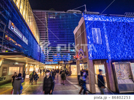 日本の横浜都市景観 コロナ禍の横浜駅前やイルミネーションなどを望む＝2月8日 86802253