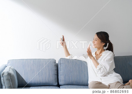 ソファに座る女性　30代 86802693