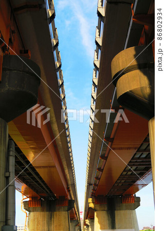 東京都北区と埼玉県川口市を結ぶ荒川大橋を下から見上げた風景 東京都北区と埼玉県川口市を結ぶ荒川大橋を下から見上げた風景 86802934