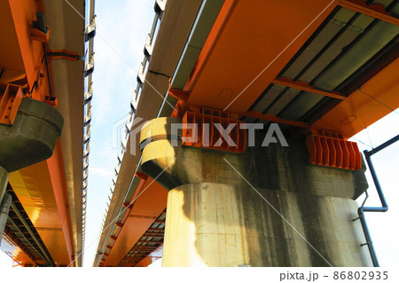 東京都北区と埼玉県川口市を結ぶ荒川大橋を下から見上げた風景 86802935