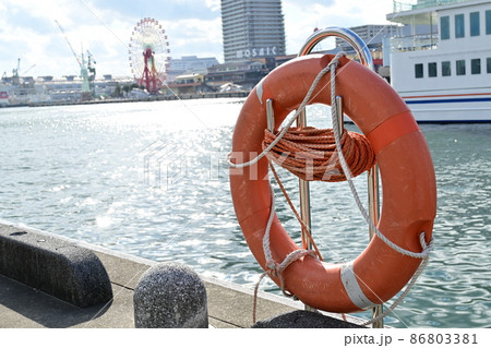 埠頭にある浮き輪 埠頭にある浮き輪 86803381