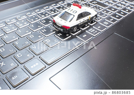 ノートパソコンのキーボード上の1台のパトカー 86803685