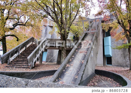 体育館の屋外についている謎の設備と階段と秋 86803728