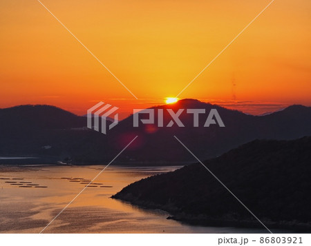 万葉の岬から見る播磨灘の夕景　万葉の岬からの夕日 86803921