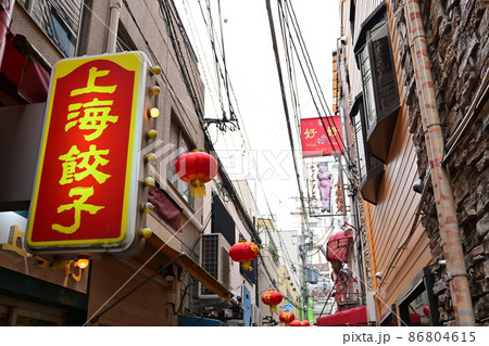 神戸市南京町の看板と繁華街 86804615