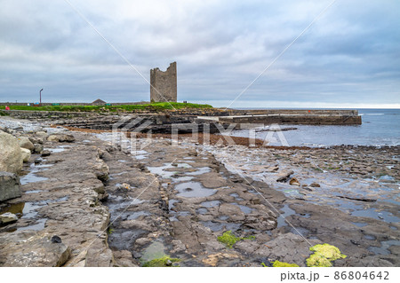 Rossle castle at Easky pier in County Sligo - Republic of Ireland. 86804642