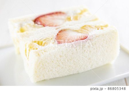 美味しいイチゴが入ったフルーツサンド 美味しいイチゴが入ったフルーツサンド 86805348