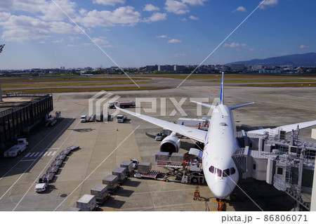 空港の飛行機 地上の作業者 飛行場の風景の写真素材 [86806071] - PIXTA