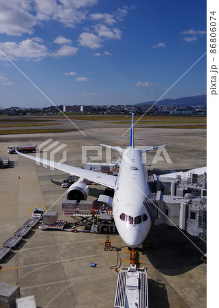 空港の飛行機 地上の作業者 飛行場の風景の写真素材 [86806074] - PIXTA