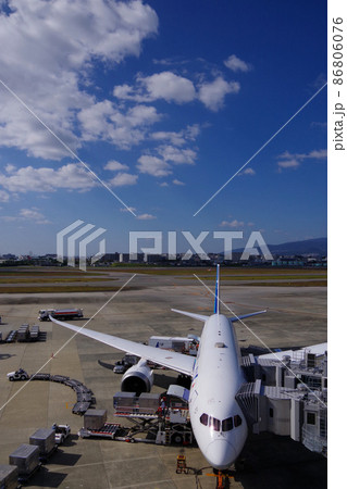 空港の飛行機 地上の作業者 飛行場の風景 空港の飛行機 地上の作業者 飛行場の風景 86806076