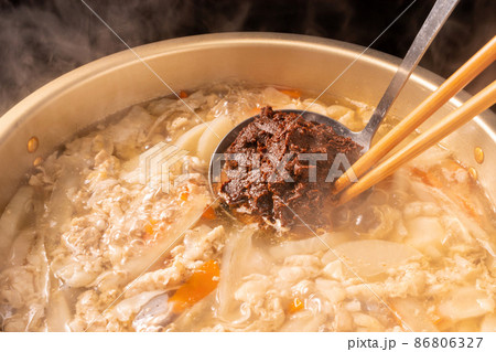 豚汁に八丁味噌を溶かす 豚汁に八丁味噌を溶かす 86806327