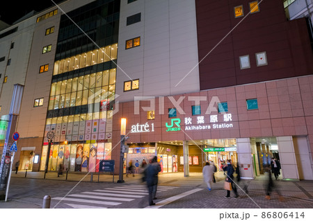 東京都 夜の秋葉原駅、電気街口 東京都 夜の秋葉原駅、電気街口 86806414