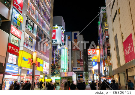 東京都 夜の秋葉原駅、電気街口 東京都 夜の秋葉原駅、電気街口 86806415