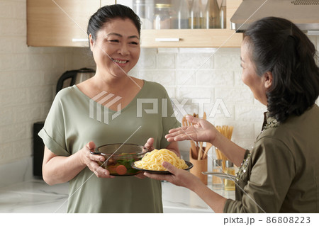 Senior Friends Cooking Dinner Together Senior Friends Cooking Dinner Together 86808223