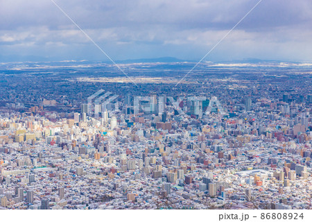 【北海道】札幌のパノラマ風景　冬景色　雪景色　藻岩山山頂より 86808924