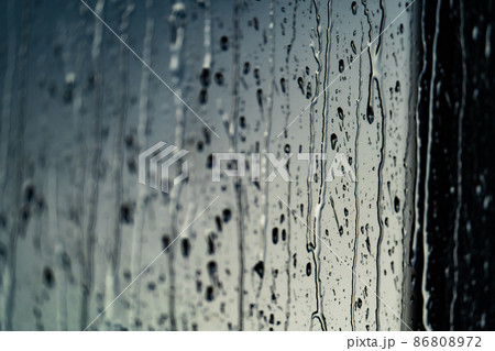窓ガラスを滴り落ちる雨粒 窓ガラスを滴り落ちる雨粒 86808972