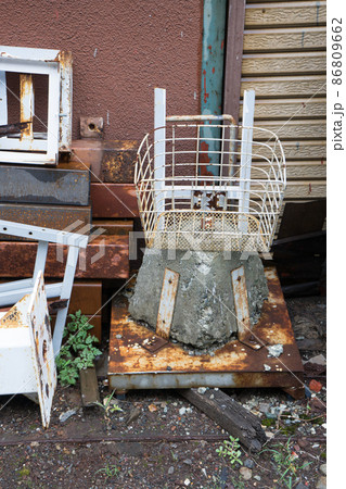 シャッター前の雑品	 86809662