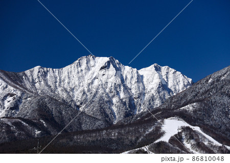 冬の南八ヶ岳の風景(権現岳) 小海線沿線から 長野県南牧村 冬の南八ヶ岳の風景(権現岳) 小海線沿線から 長野県南牧村 86810048
