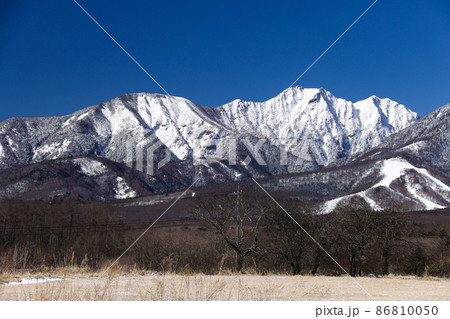 冬の南八ヶ岳の風景（権現岳）小海線沿線から　長野県南牧村 86810050