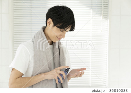スキンケアをする若い男性 メンズビューティーイメージ スキンケアをする若い男性 メンズビューティーイメージ 86810088