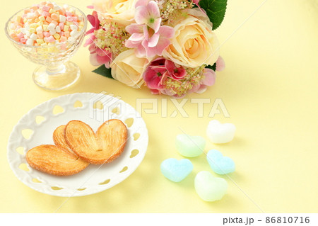 ハート型のパイとマシュマロ|バレンタイン・ホワイトデー ハート型のパイとマシュマロ|バレンタイン・ホワイトデー 86810716