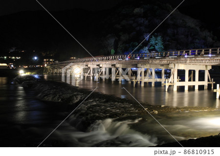 夜の渡月橋 86810915