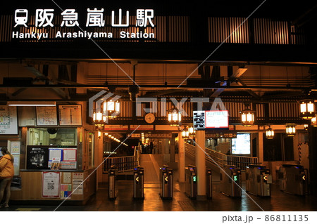 夜の阪急嵐山駅 86811135