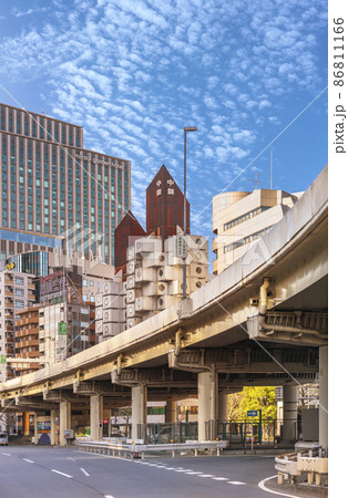 [東京・新橋] 首都高速道路と背景に黒川紀章の中銀カプセルタワービル。 86811166