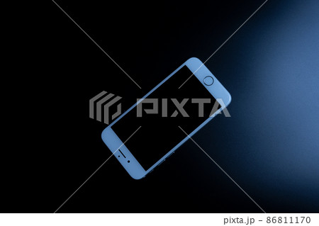 ブラック(黒)背景色のスマートフォン(スマホ) ブラック(黒)背景色のスマートフォン(スマホ) 86811170